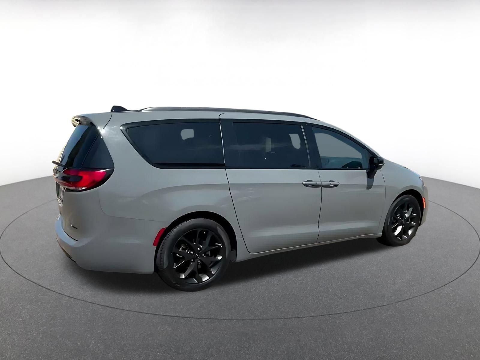 Used 2025 Chrysler Pacifica Limited FWD image 14