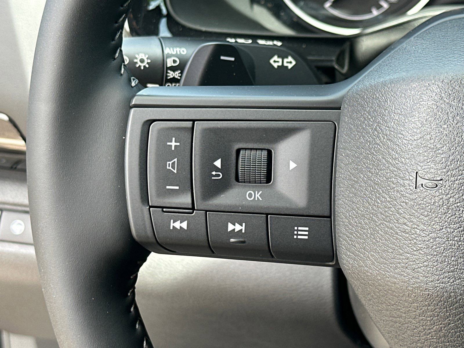 New 2026 Nissan Pathfinder SV w/ SV Premium Package FWD image 26