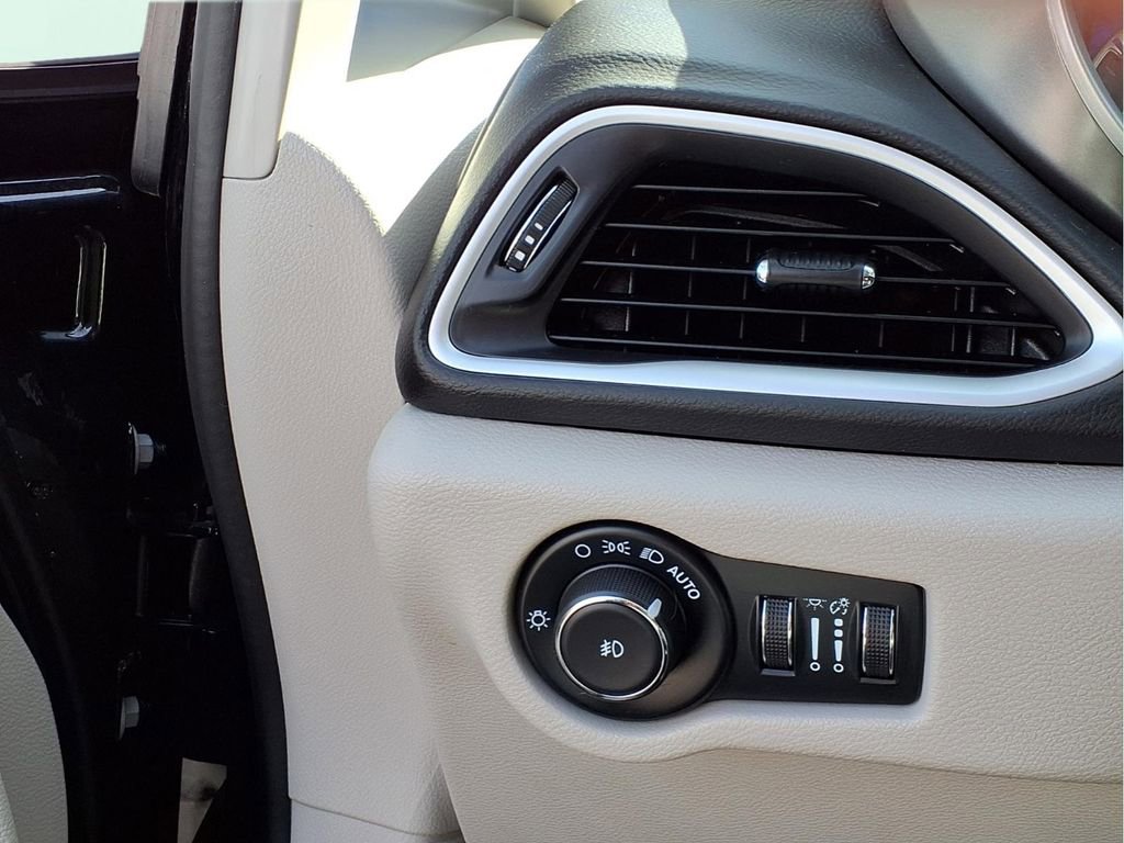 Used 2024 Chrysler Pacifica Touring-L FWD image 12