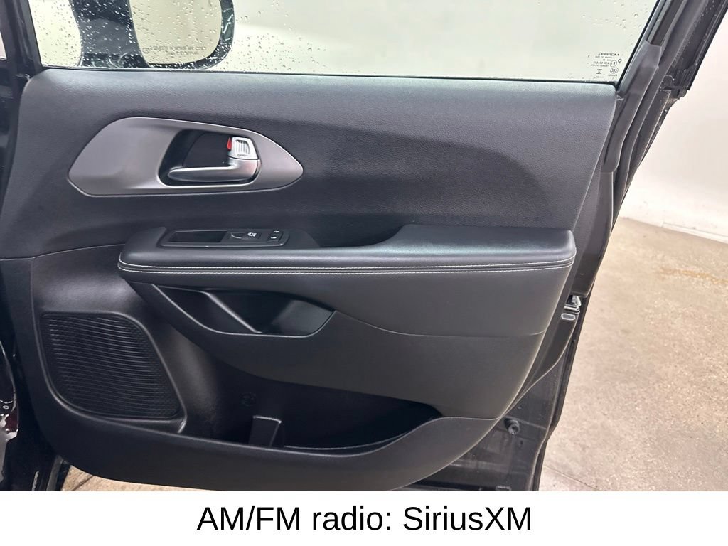 Used 2025 Chrysler Pacifica Select FWD image 19