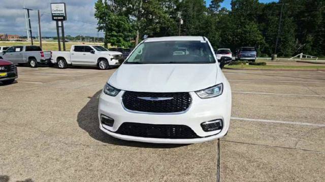 Used 2024 Chrysler Pacifica Limited FWD image 2