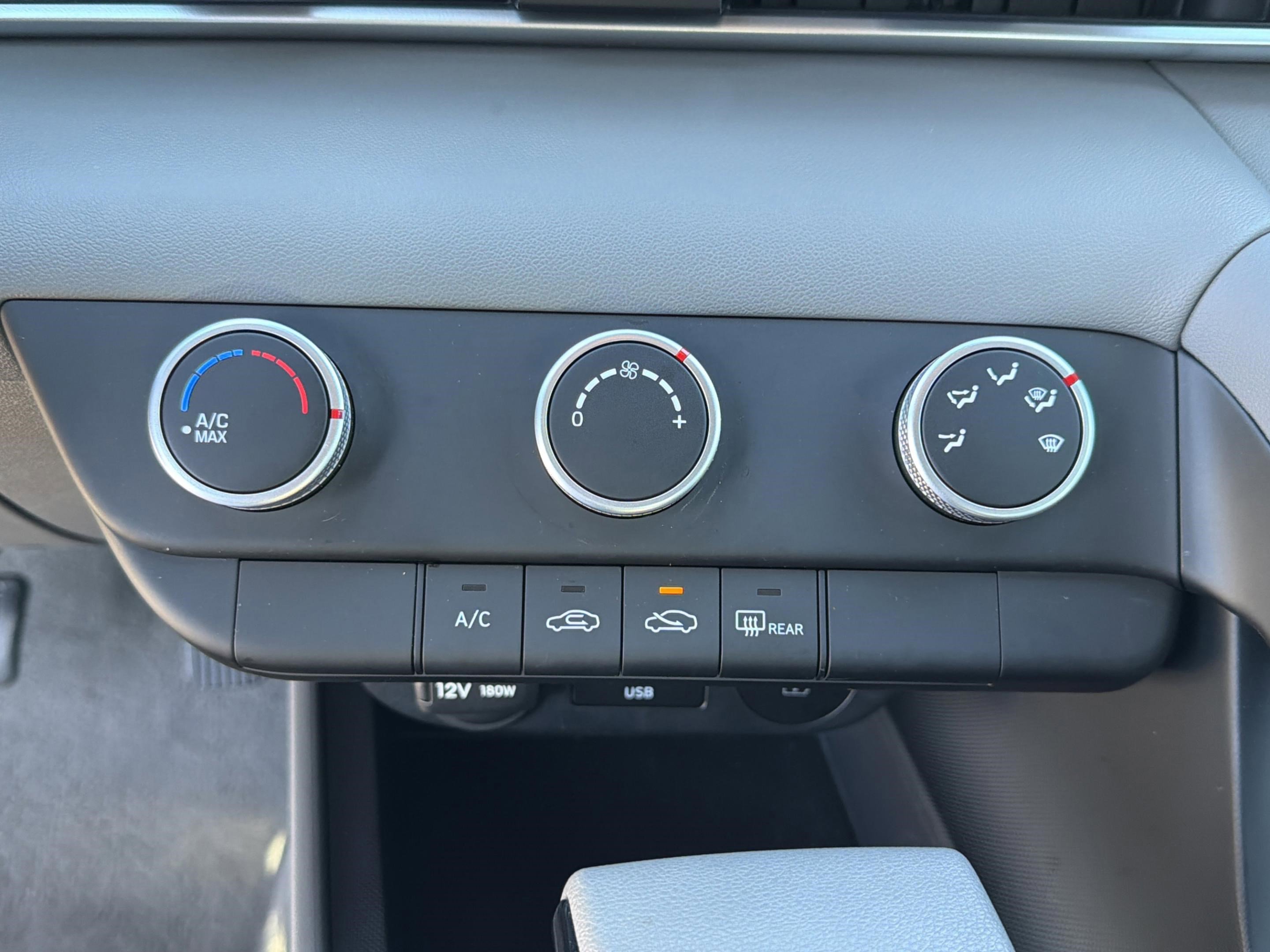 Used 2025 Hyundai Elantra SE image 13