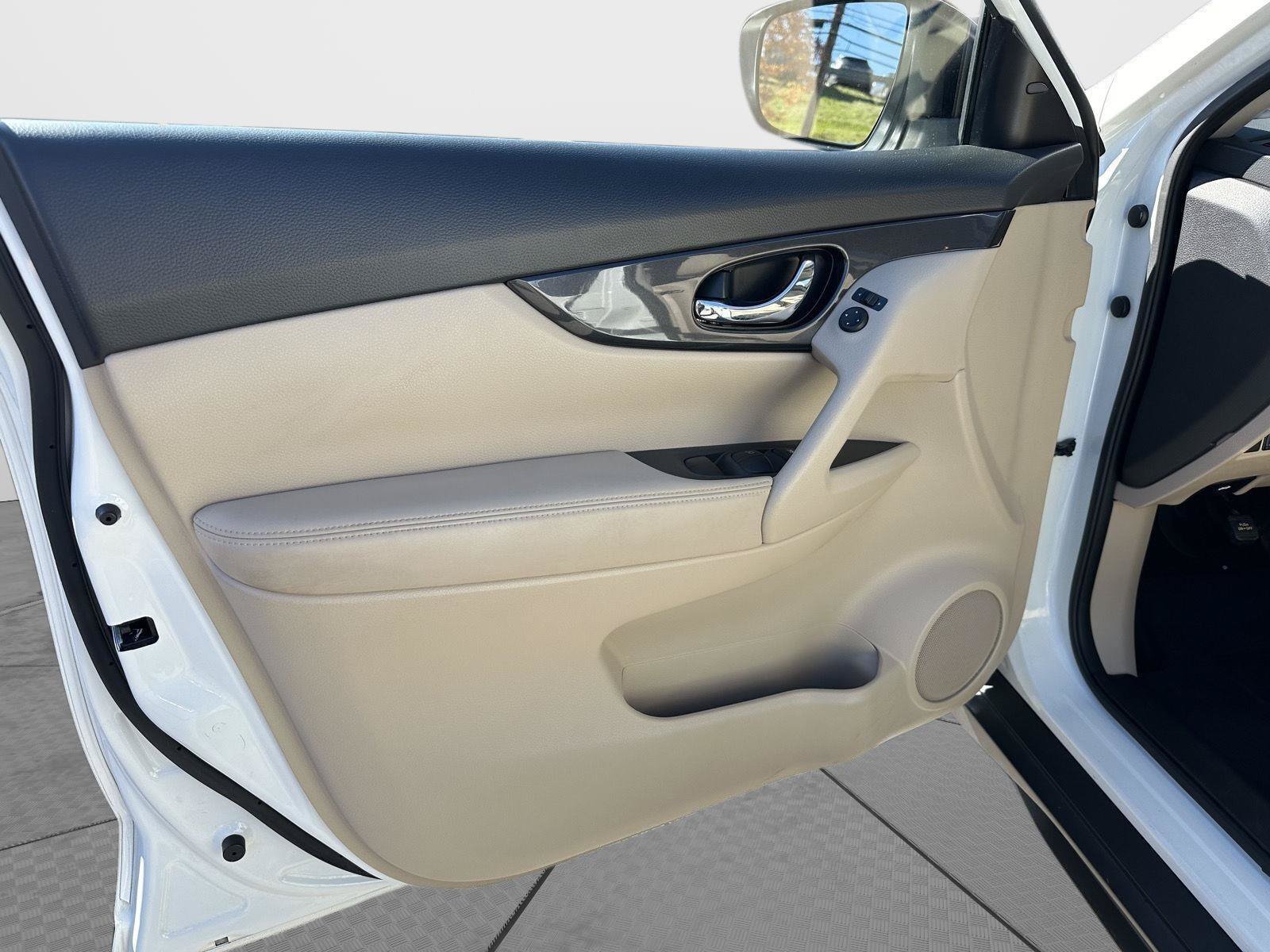 Used 2020 Nissan Rogue SV AWD/4WD image 11
