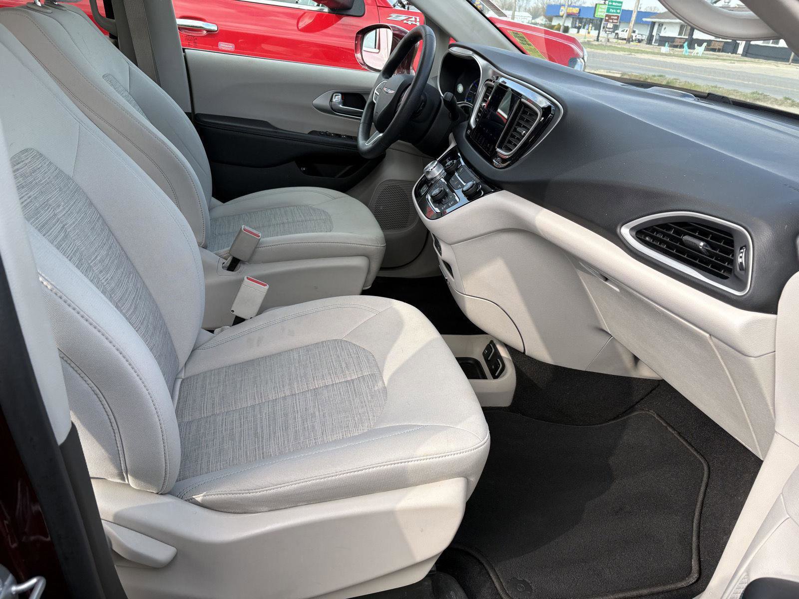 Used 2018 Chrysler Pacifica Touring Plus image 13