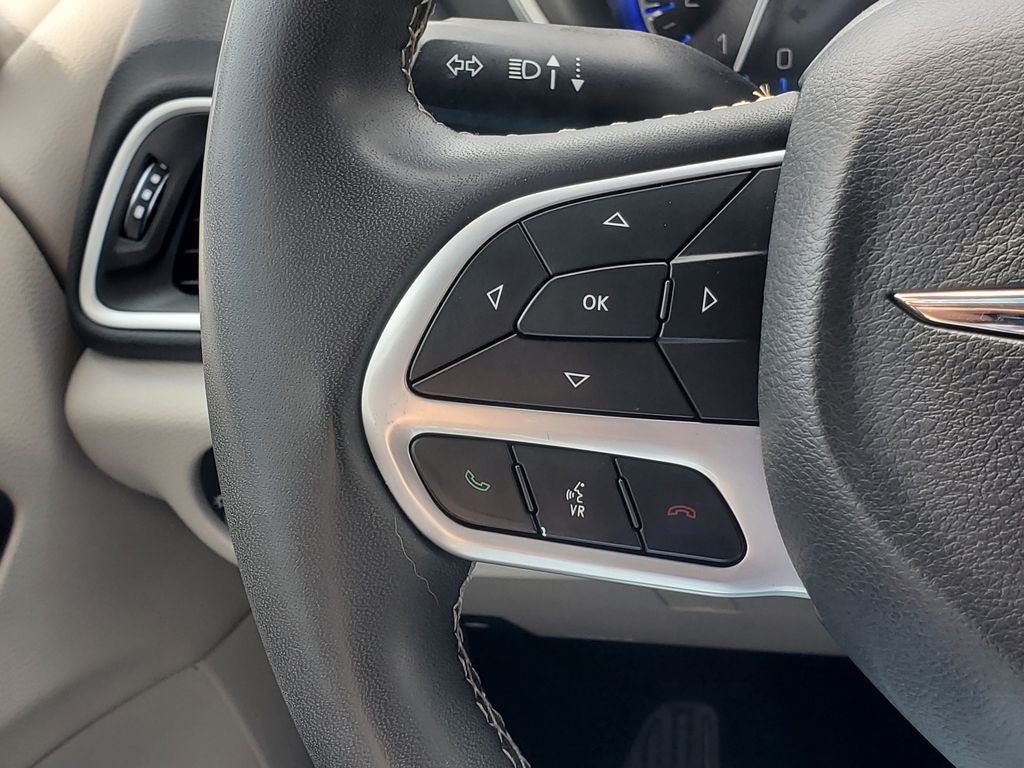 Used 2024 Chrysler Pacifica Touring-L FWD image 13