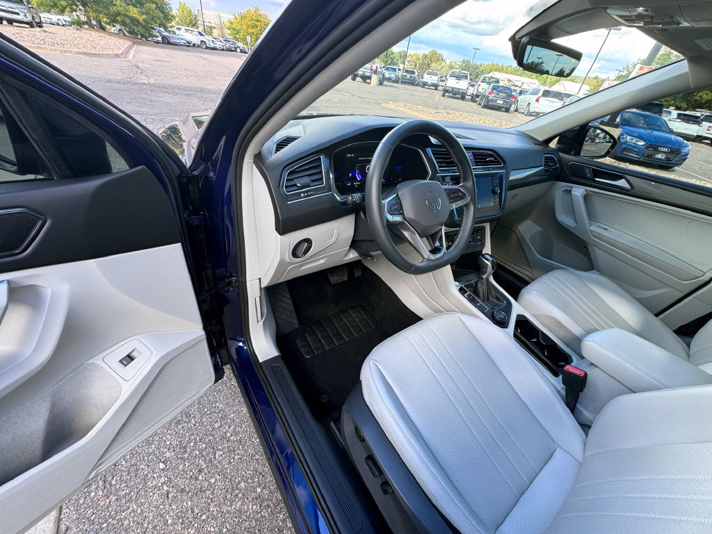 Used 2022 Volkswagen Tiguan SE w/ Panoramic Sunroof Package AWD/4WD image 23