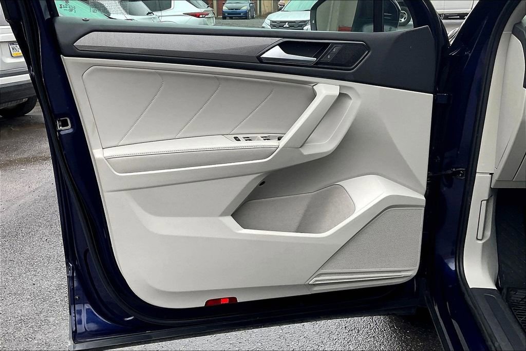 Used 2023 Volkswagen Tiguan SE w/ Panoramic Sunroof Package image 22