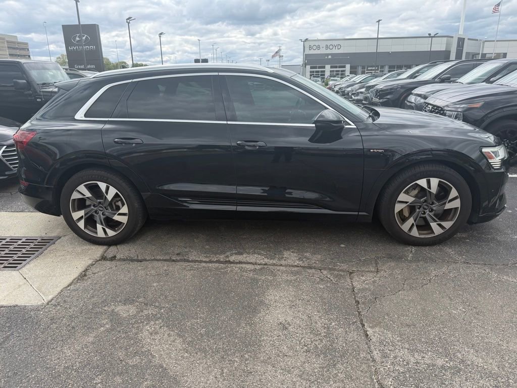 Used 2022 Audi e-tron Premium Plus AWD/4WD image 3