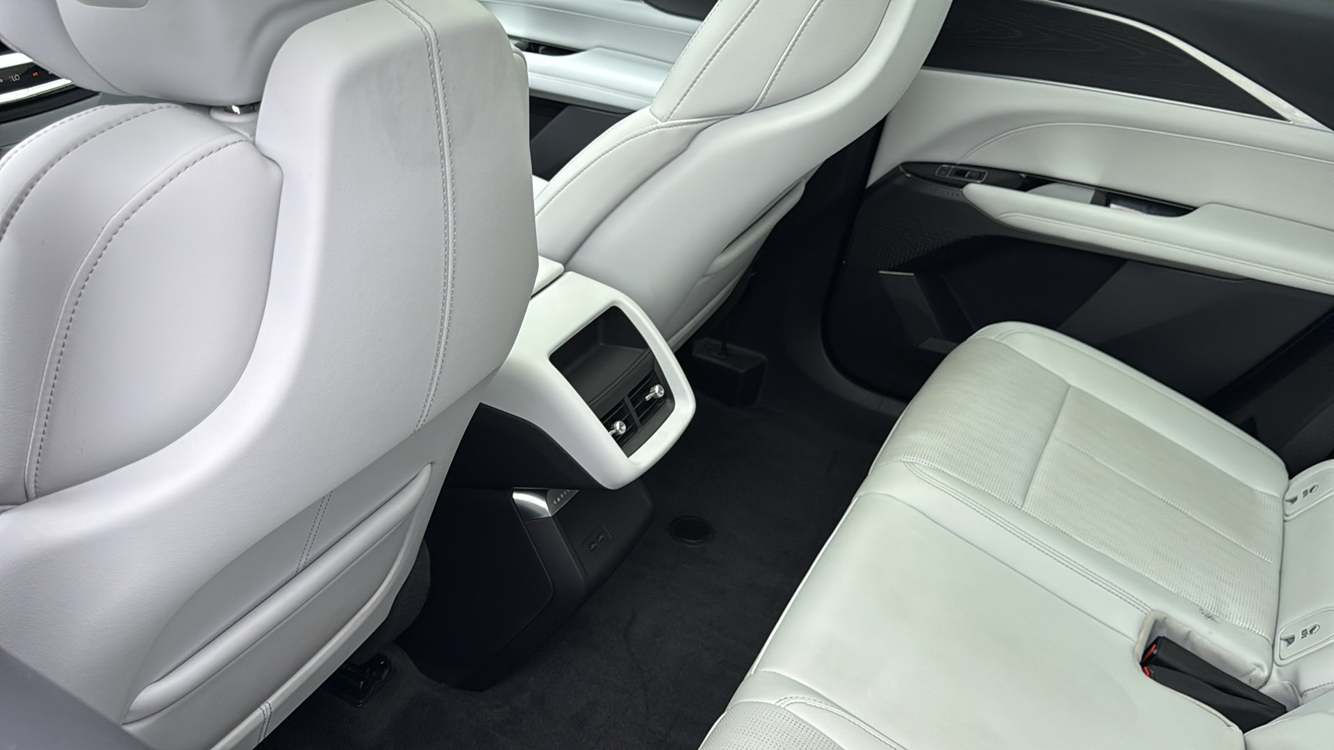 Certified 2024 Cadillac Lyriq Sport w/ LPO, Floor Liner Package AWD/4WD image 30