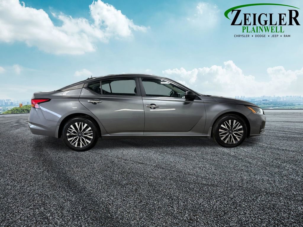 Used 2024 Nissan Altima 2.5 SV image 11