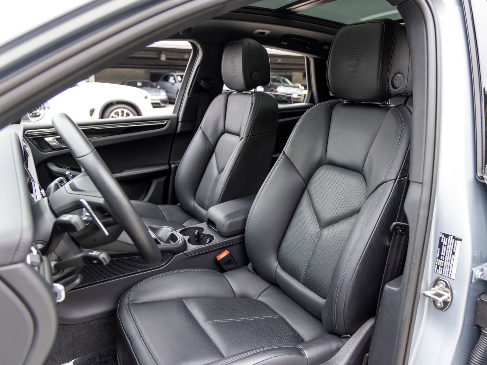 Certified 2026 Porsche Macan AWD/4WD image 5