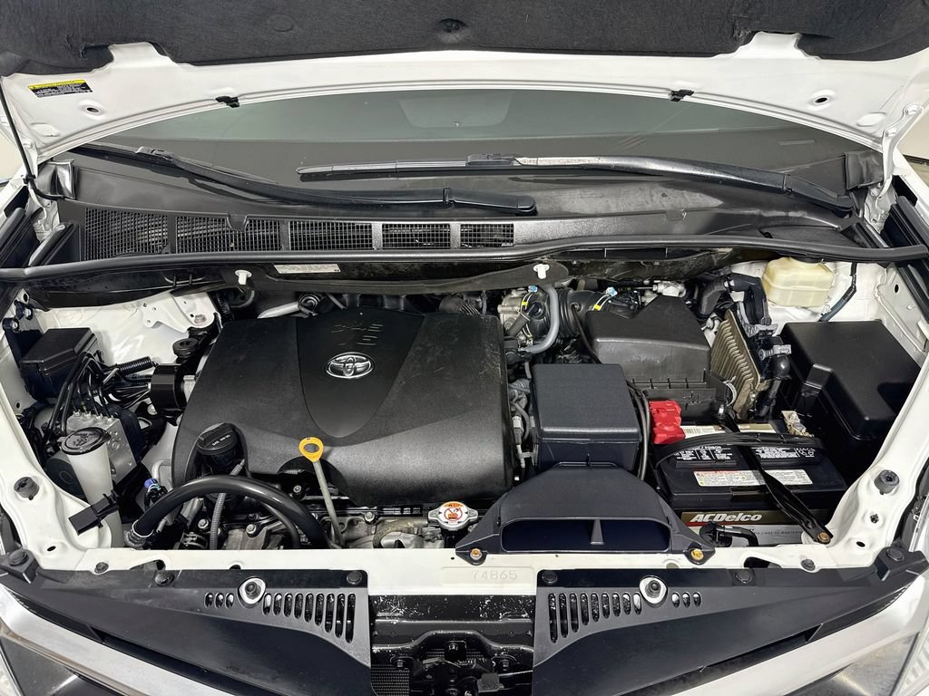 Certified 2018 Toyota Sienna LE FWD image 32