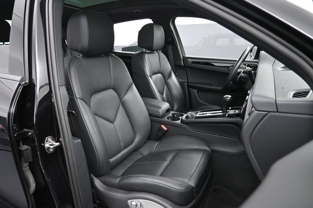 Certified 2024 Porsche Macan AWD/4WD image 29