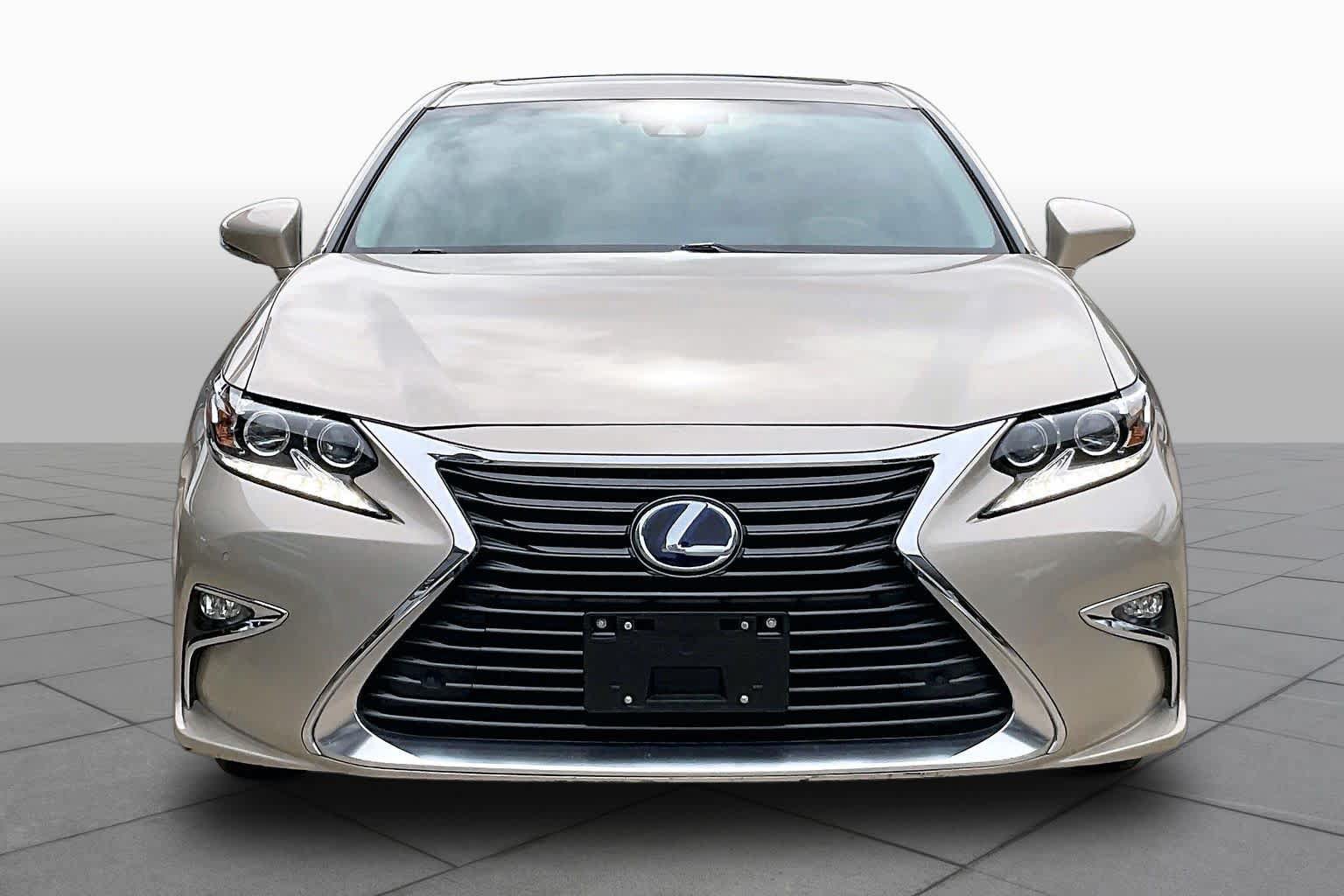 Used 2016 Lexus ES 300h w/ Luxury Package w/Wood Trim FWD image 3