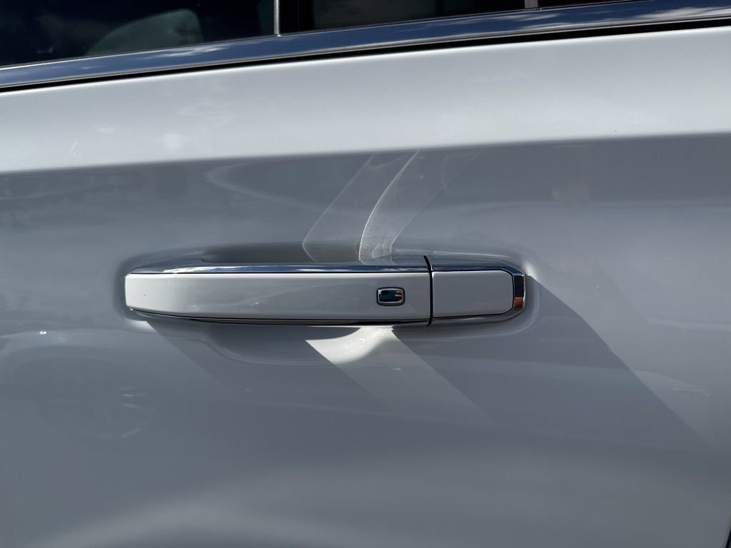 Used 2023 Chevrolet Suburban Premier image 10