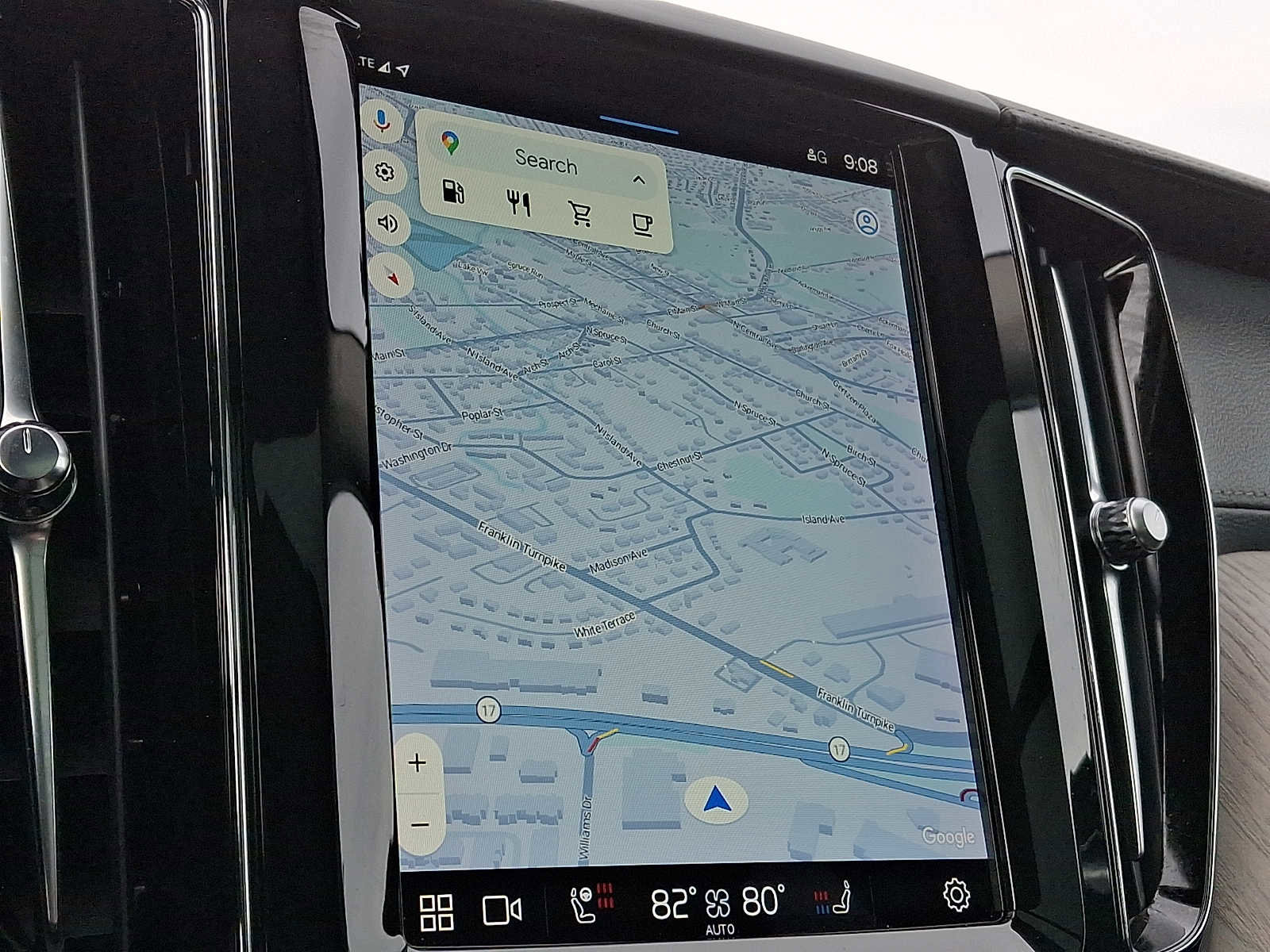 Used 2022 Volvo XC60 B5 Inscription image 12