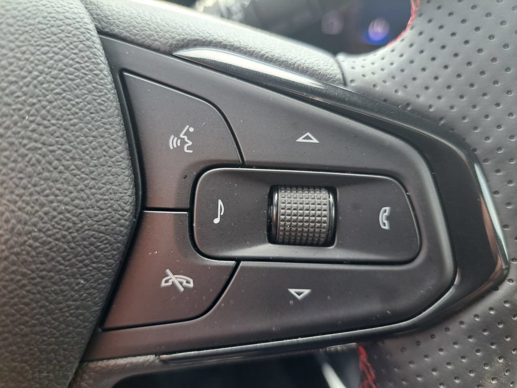 Used 2025 Chevrolet Trax RS w/ Sunroof Package FWD image 19
