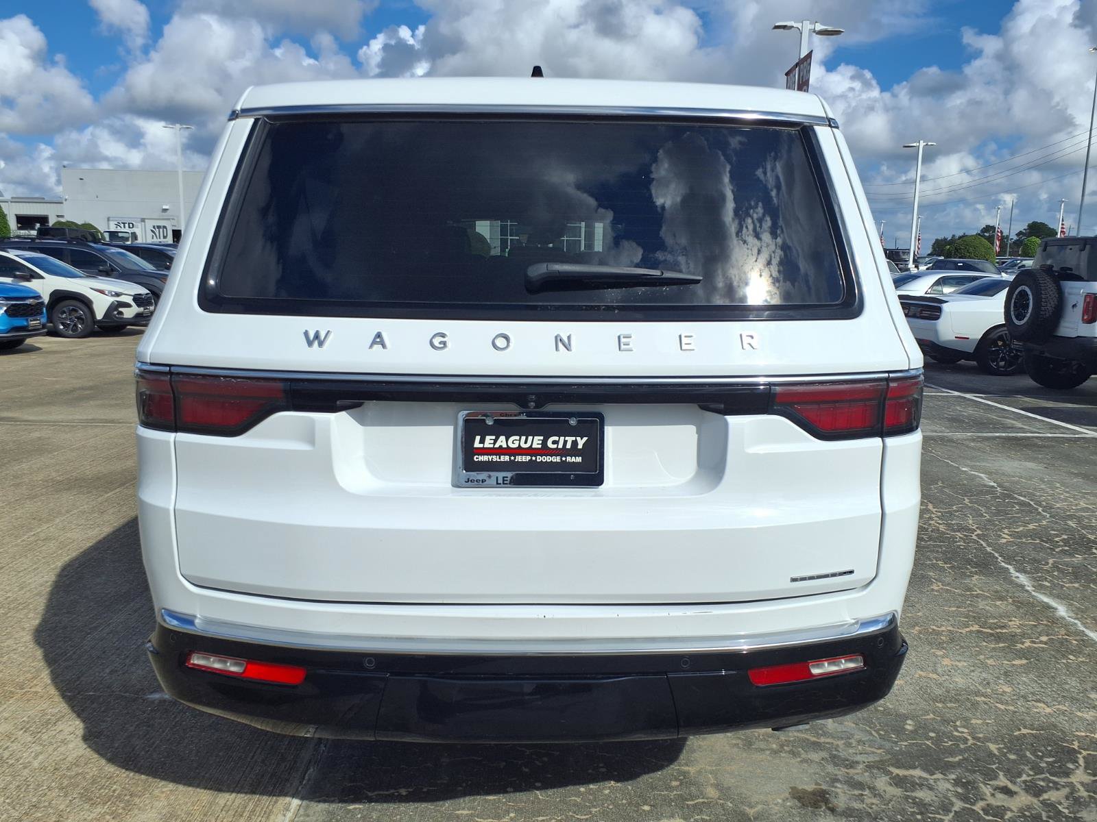 Used 2024 Jeep Wagoneer L Series II w/ Flexible Seating Group RWD image 6