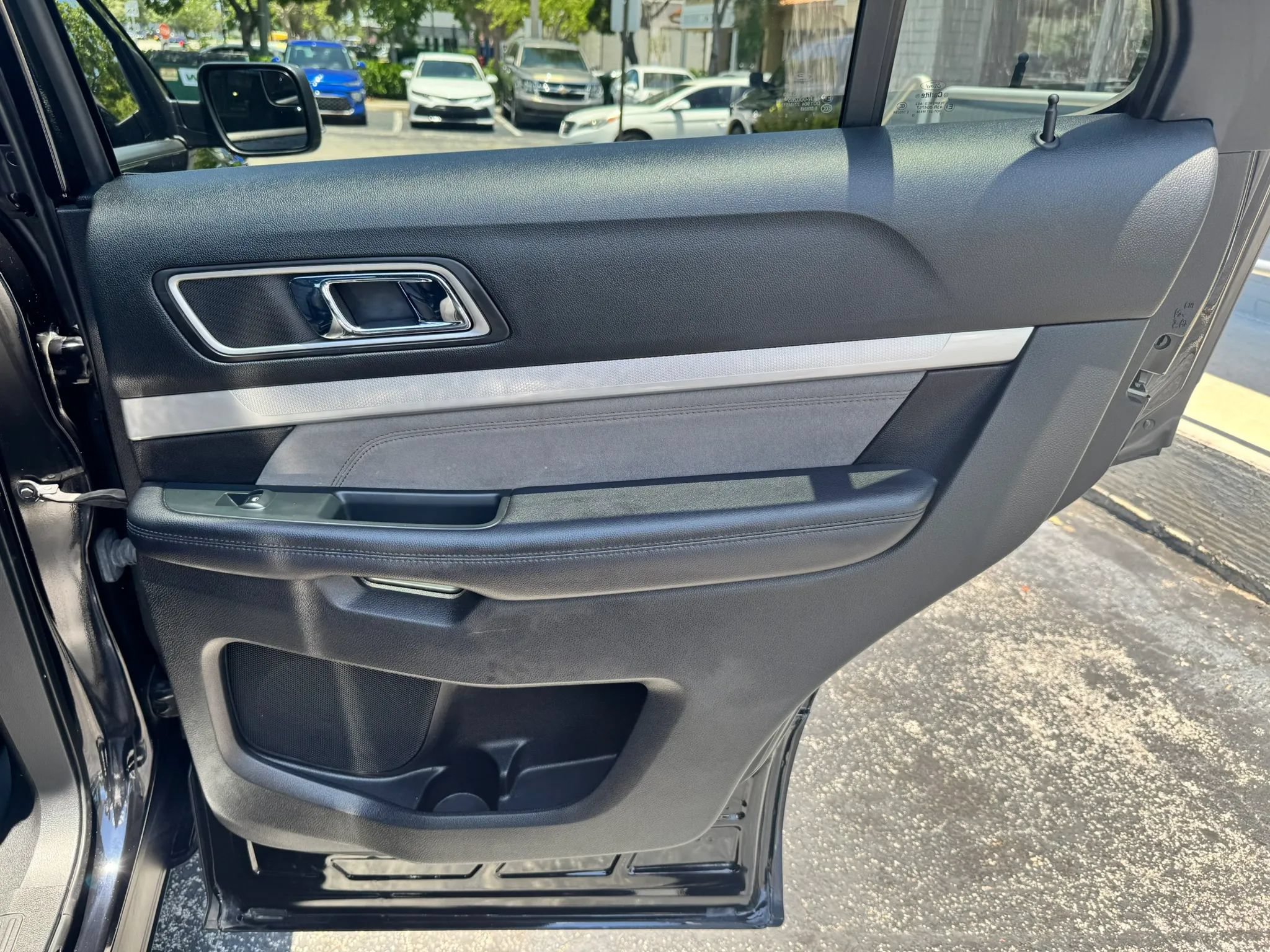Used 2017 Ford Explorer XLT w/ Equipment Group 202A FWD image 35