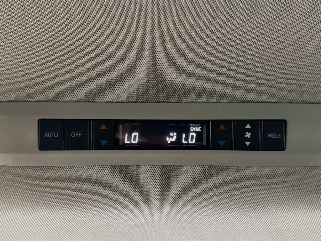 Used 2023 Toyota Sienna XLE AWD/4WD image 30