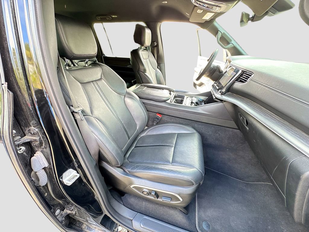 Used 2024 Jeep Wagoneer L Series III w/ Flexible Seating Group image 29