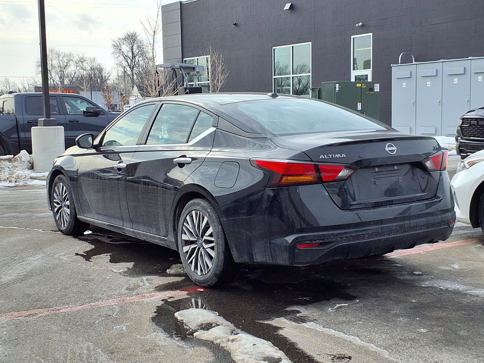 Used 2024 Nissan Altima 2.5 SV image 2