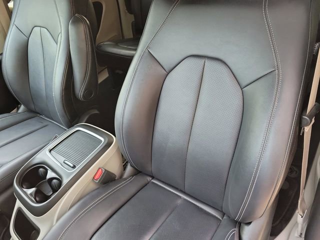 Used 2024 Chrysler Pacifica Touring-L image 11