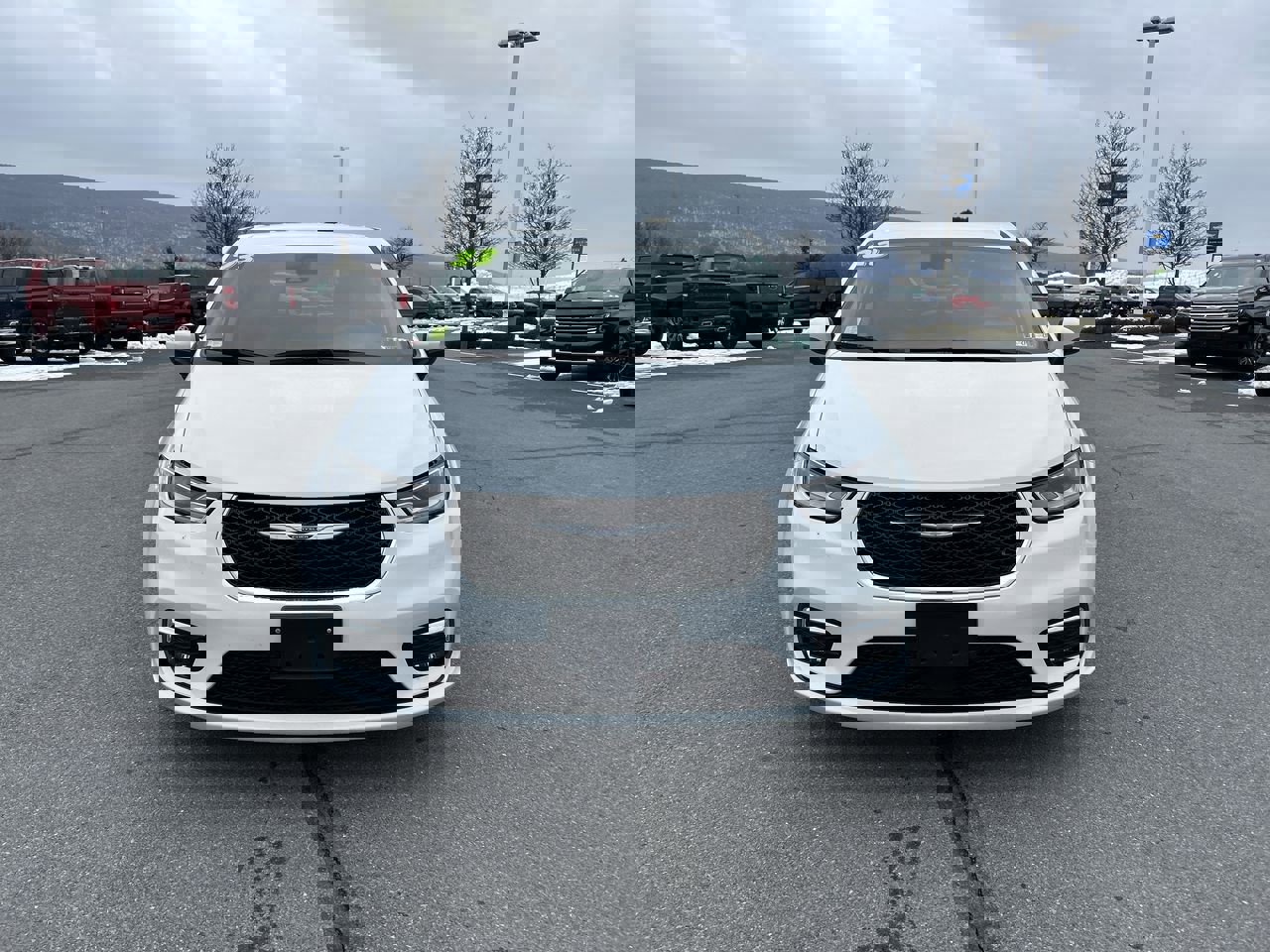 Used 2023 Chrysler Pacifica Touring-L image 2