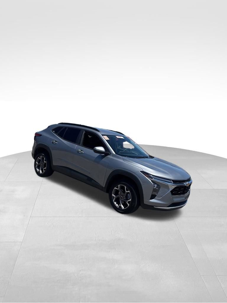 Used 2025 Chevrolet Trax LT FWD image 16