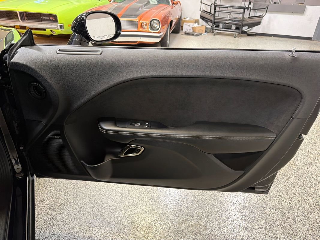 Used 2016 Dodge Challenger SRT Hellcat RWD image 33