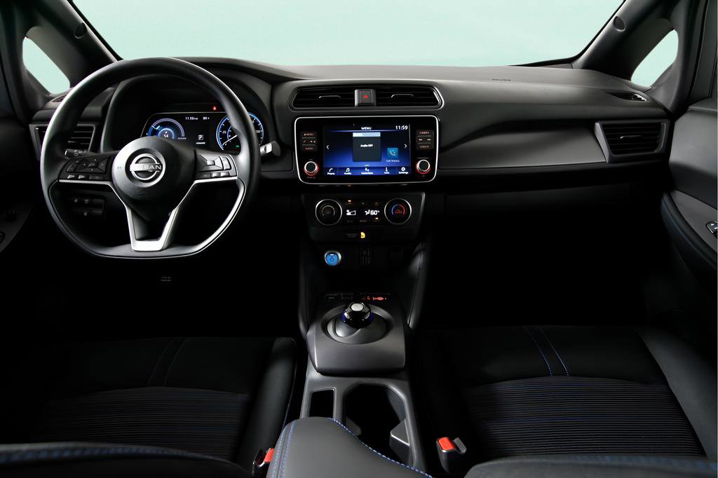 Used 2025 Nissan Leaf S image 17