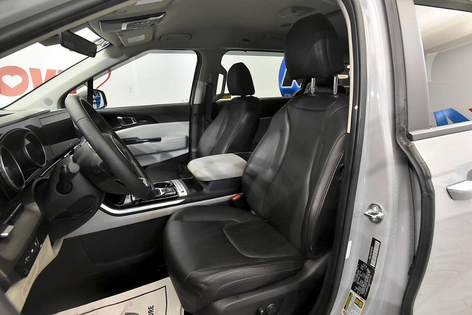 Used 2024 Kia Carnival EX FWD image 11
