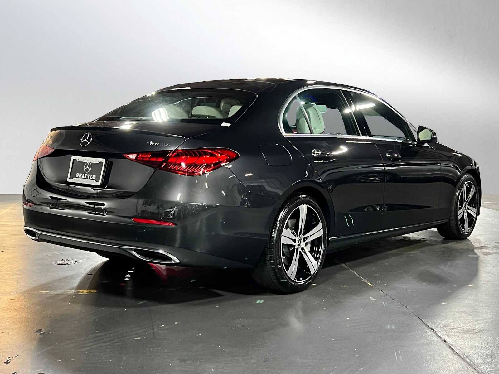 Used 2025 Mercedes-Benz C 300 4MATIC Sedan image 4