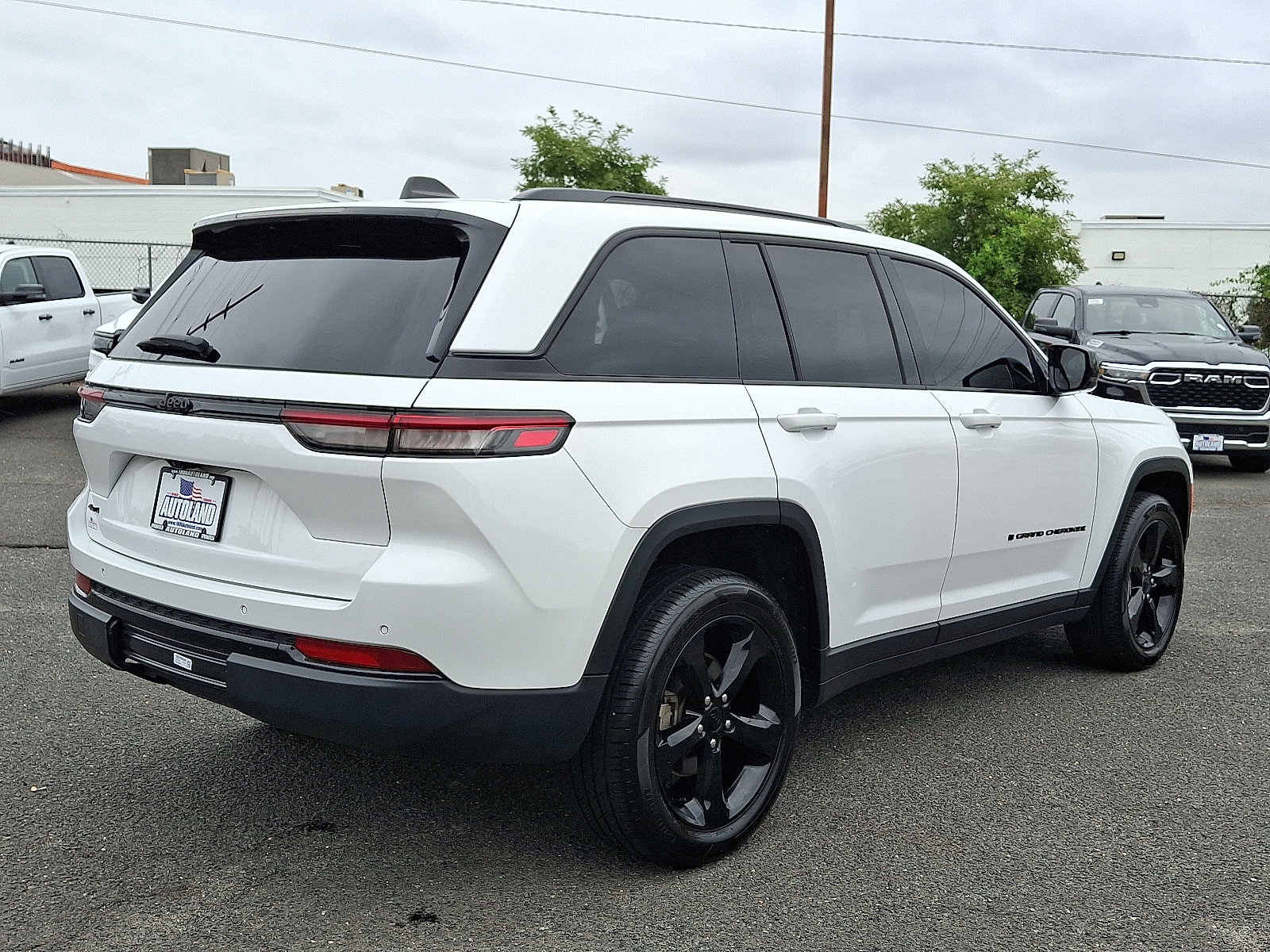 Used 2023 Jeep Grand Cherokee Altitude image 7