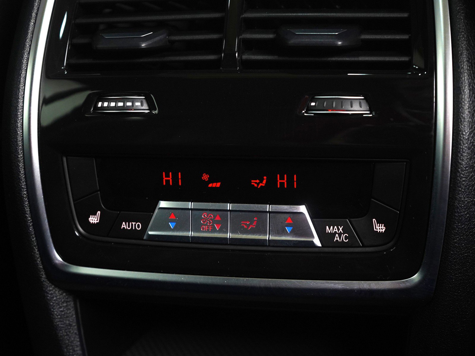 Used 2024 BMW X7 M60i w/ Climate Comfort Package image 17