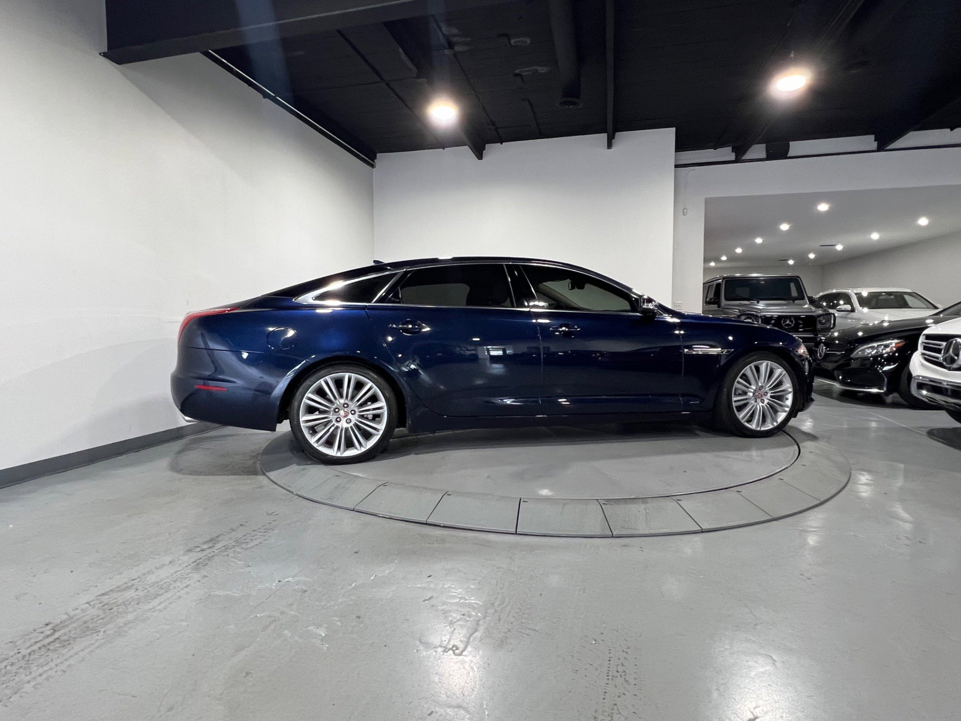 Used 2015 Jaguar XJ L Portfolio RWD image 11