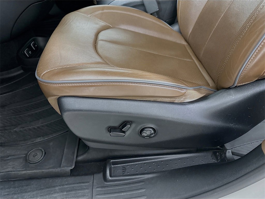 Used 2019 Chrysler Pacifica Limited w/ Tire & Wheel Group image 9