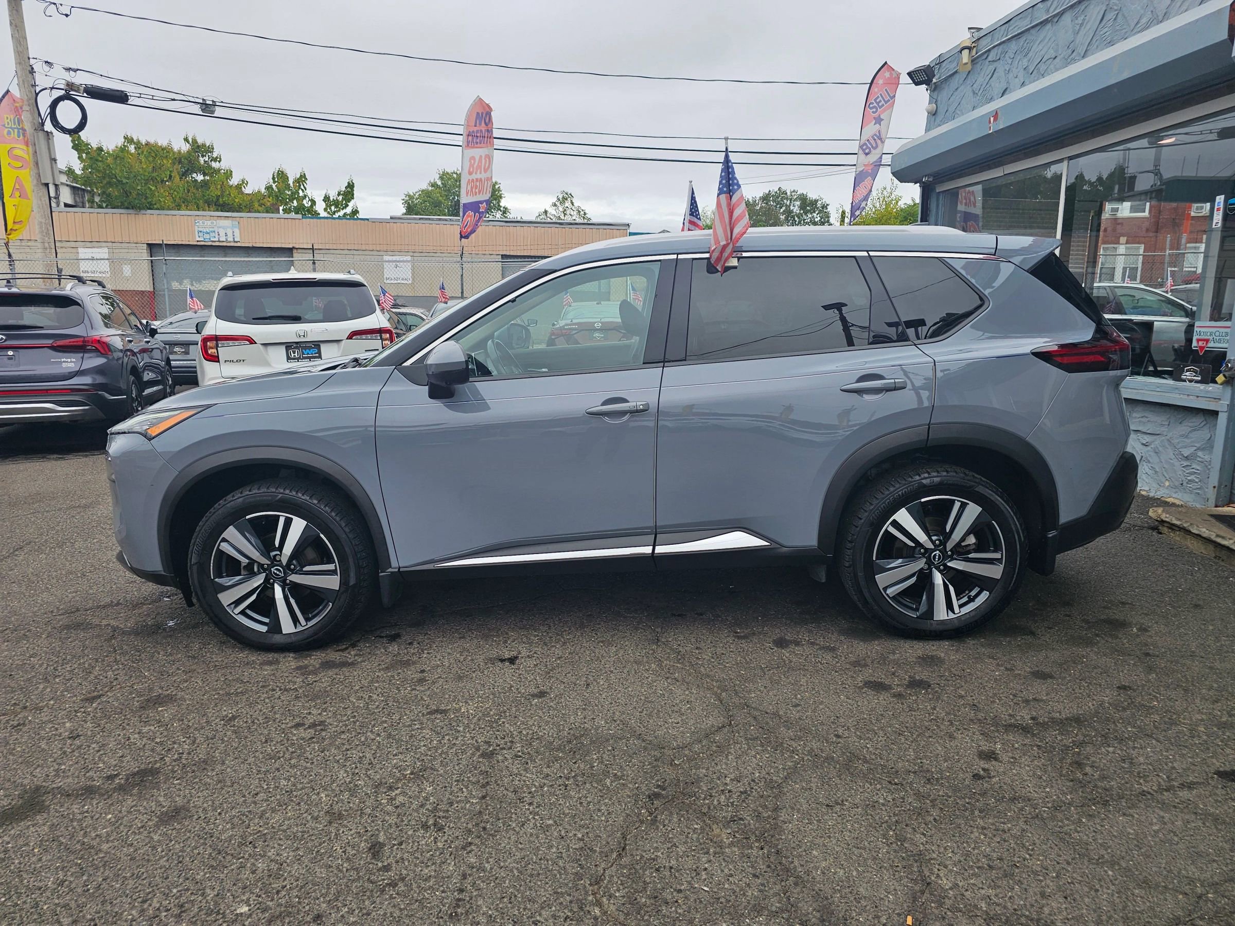 Used 2023 Nissan Rogue SL image 2