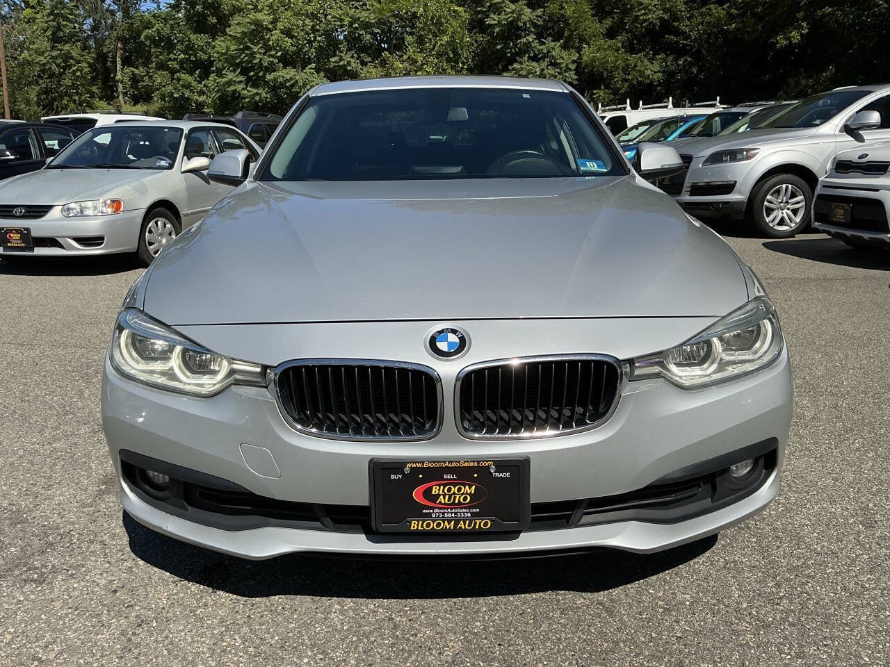 Used 2018 BMW 320i xDrive Sedan AWD/4WD image 2
