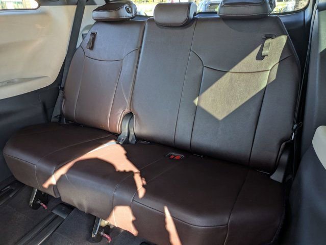 Used 2021 Toyota Sienna Platinum image 28