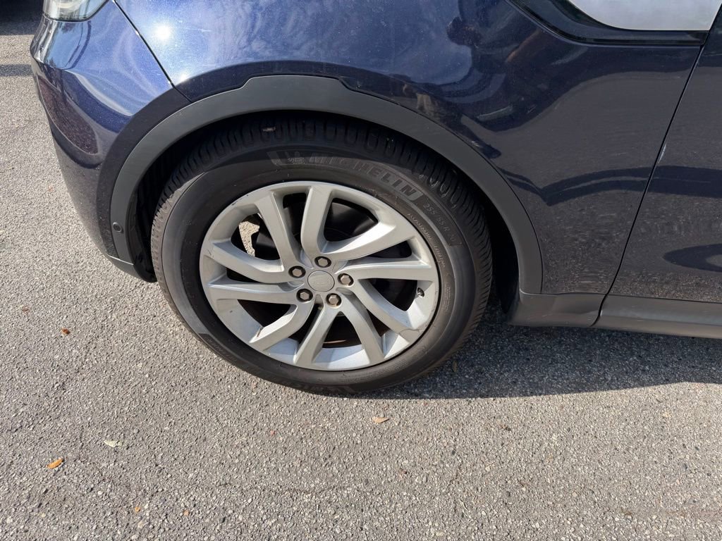 Used 2018 Land Rover Discovery HSE image 11