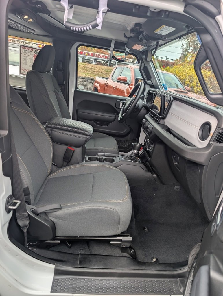 Used 2025 Jeep Wrangler Sport image 19