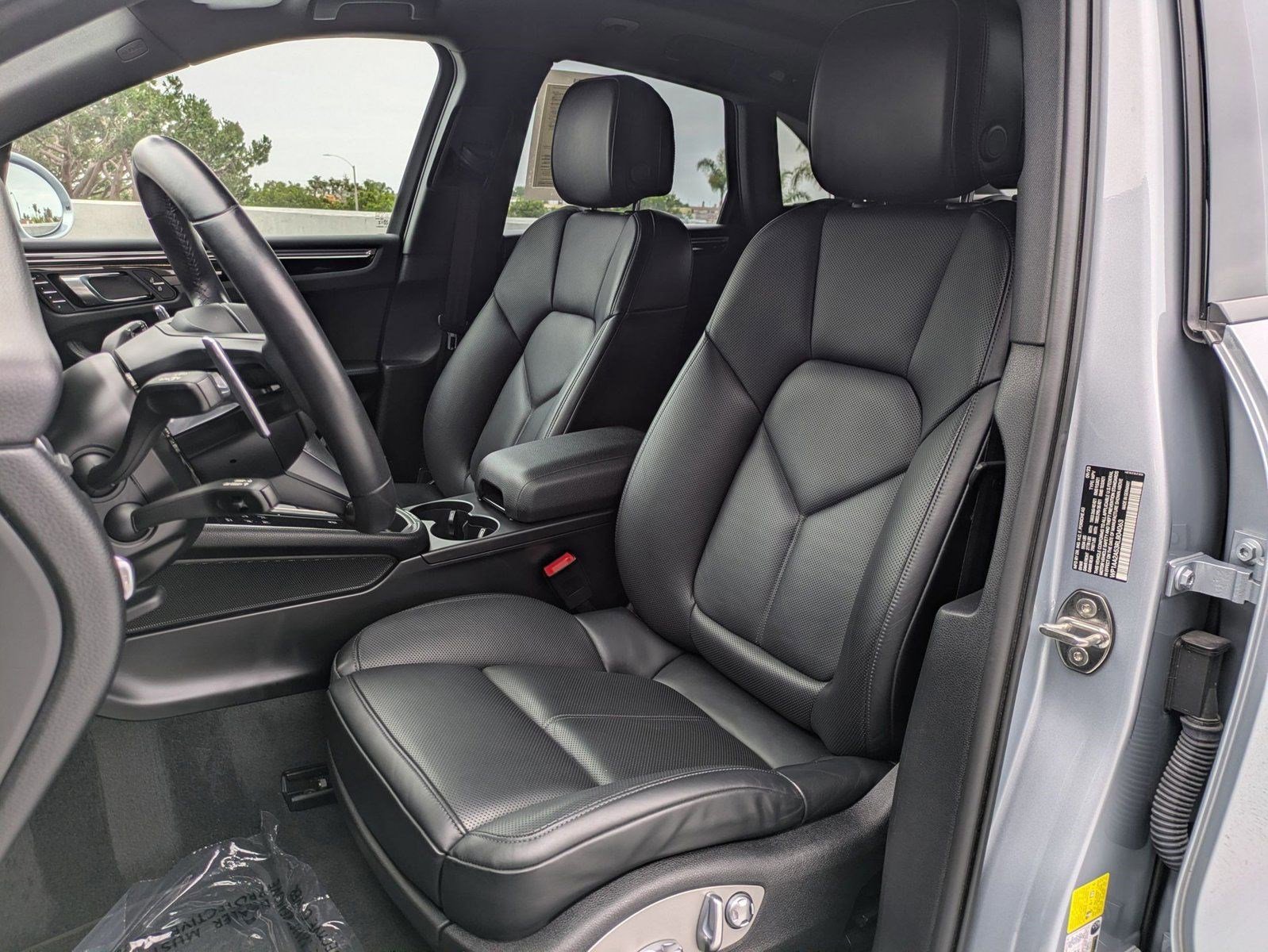 Certified 2024 Porsche Macan image 5