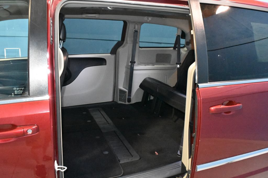 Used 2016 Chrysler Town & Country Touring FWD image 18