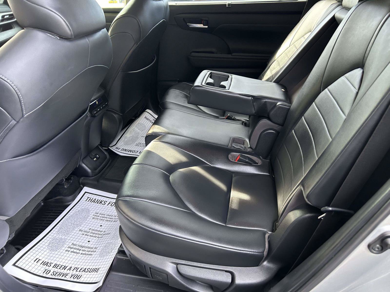 Used 2020 Toyota Highlander XLE FWD image 16