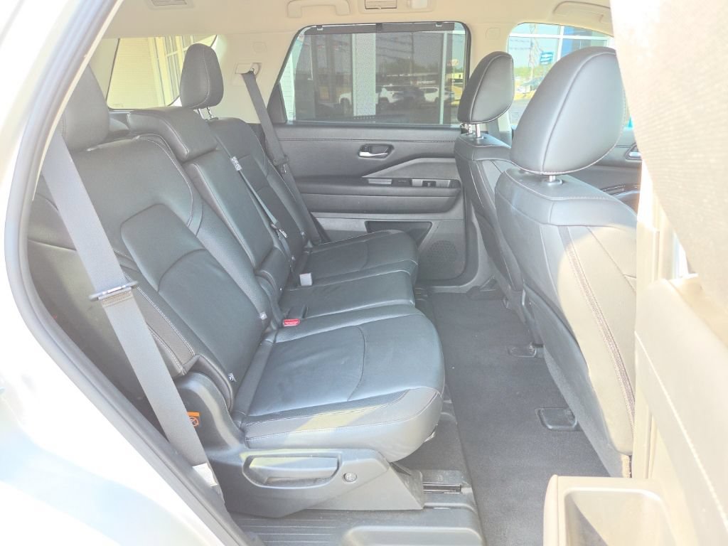 Used 2025 Nissan Pathfinder SL AWD/4WD image 7