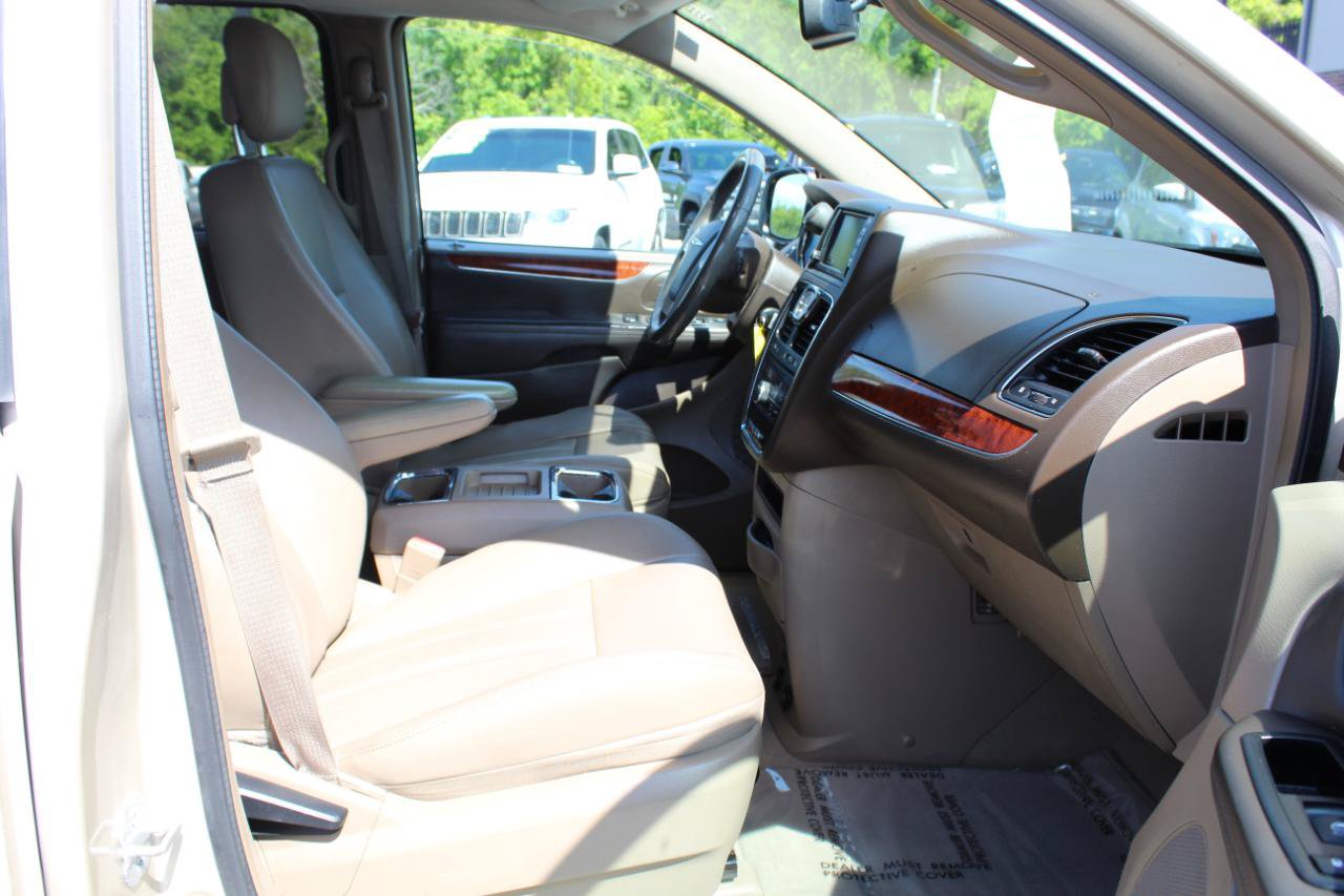 Used 2014 Chrysler Town & Country Touring FWD image 11