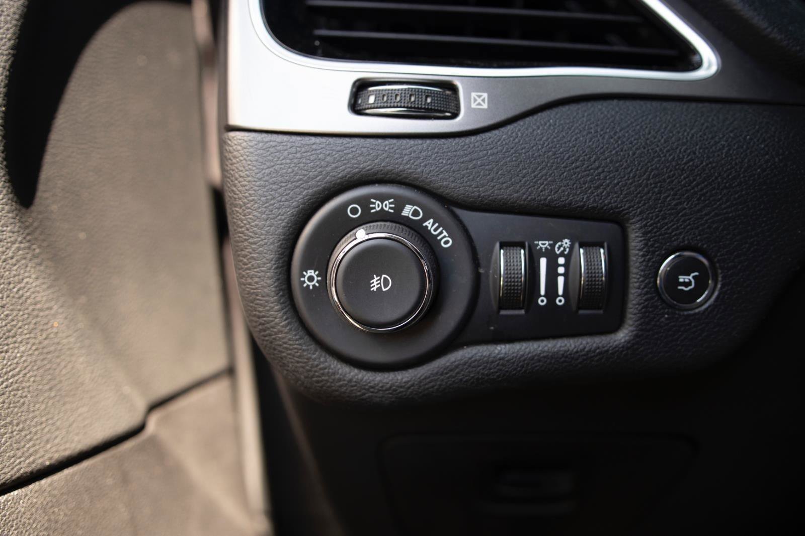 Used 2020 Jeep Cherokee Limited AWD/4WD image 13