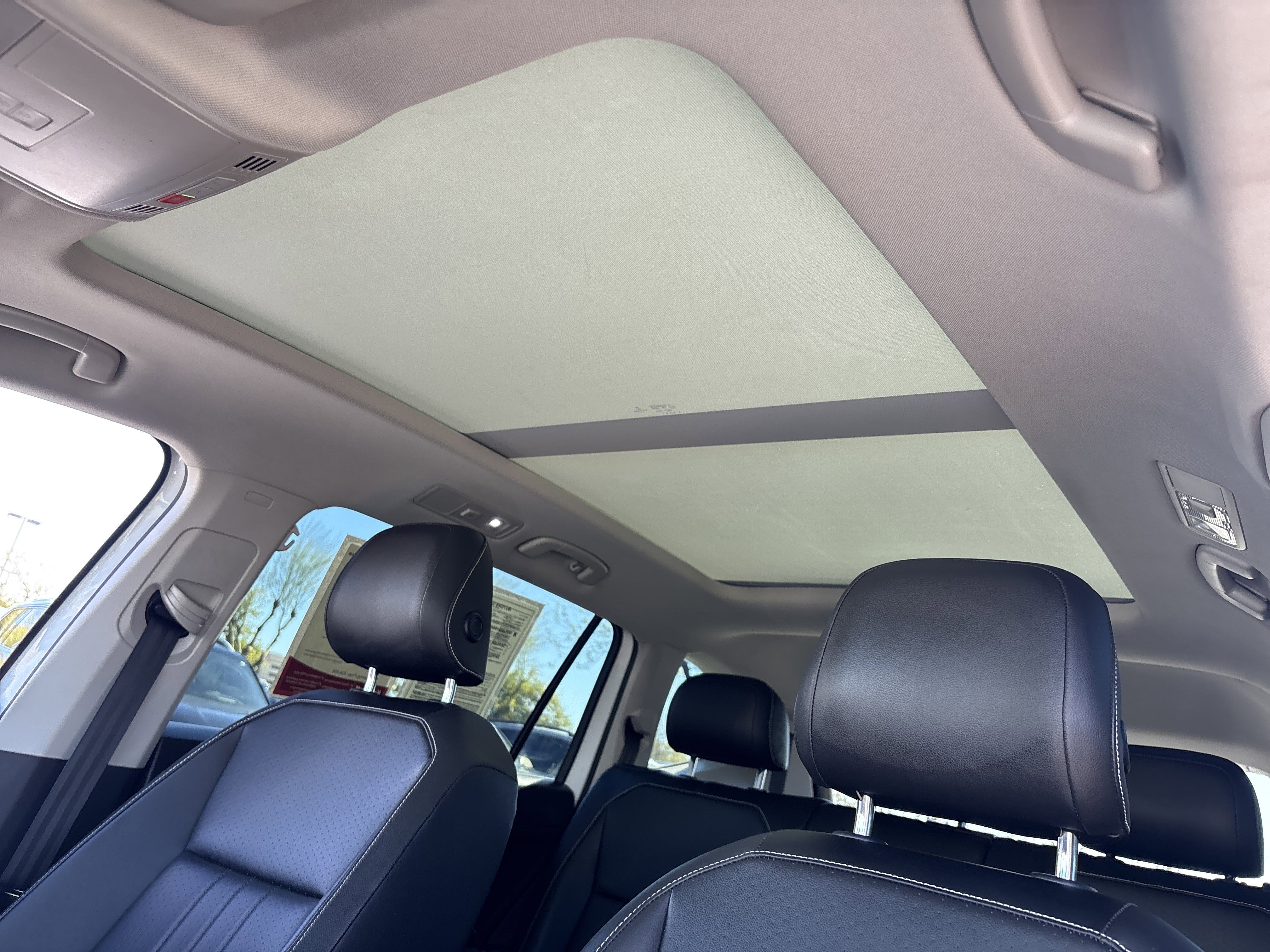 Used 2022 Volkswagen Tiguan SE w/ Panoramic Sunroof Package image 17