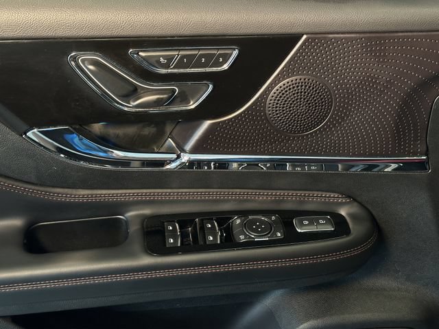 Used 2025 Lincoln Corsair Reserve AWD/4WD image 14